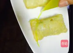 Illustration of how to make fried banana spring rolls 10
