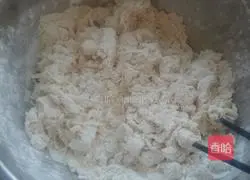 Illustration of how to make milk and chive oil flower rolls 2