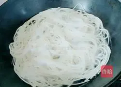 Illustration of how to make spicy cold noodles 1