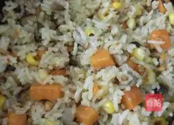 Illustration of how to make carrot and corn braised rice 10