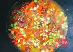 Illustration of how to make braised sausage and rice with three colors 9