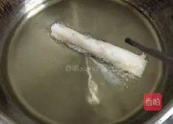 Illustration of how to make spring rolls with onion and shredded pork 15