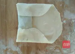 Illustration of how to make paper-thin spring rolls 8