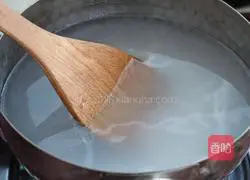 Illustration of how to make celery and lean meat porridge 6