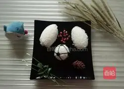 Illustration of how to make football rice balls 10