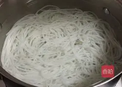 Illustration of how to make rice noodles with mixed sauce 7