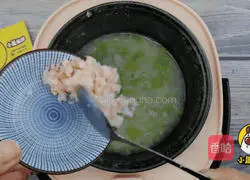 Fresh baby cabbage and shrimp porridge with low fat and easy digestion for 10-month-old babies [Xiaolu Youxian] Illustration of how to do it 8