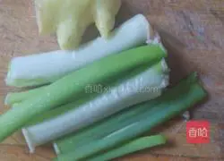 Illustration of how to make pot stickers stuffed with lotus root and meat 3