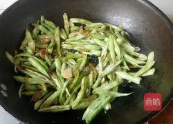 Illustration of making braised beans and noodles 12