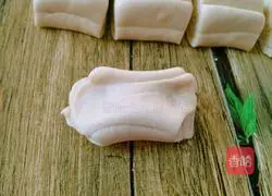 Illustration of how to make peanut butter flower rolls 8