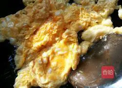 Illustration of how to make fried rice noodles with eggs 2