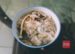 Illustration of how to make nutritious fresh mushroom soup rice noodles 9