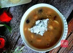 Illustration of how to make longan, lotus seed and eight-treasure porridge 8