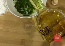 Illustration of how to make scallion rolls 1