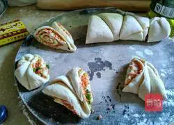 Illustration of how to make carrot and grilled sausage rolls 14