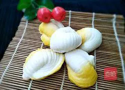 Illustration of how to make two-color shell flower rolls 1
