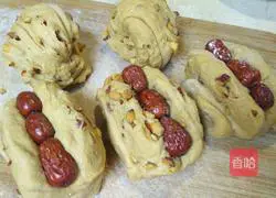 Illustration of how to make brown sugar and red date rolls 7