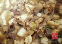 Illustration of braised rice with mushrooms and pork belly 12