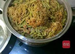 Pork belly and beans stewed Illustration of making noodles 8