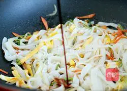 Illustration of how to make fried rice noodles with black pepper and shredded pork 13