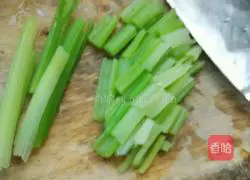 Illustration of how to make celery and meat pot stickers 12