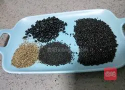 Illustration of how to make black rice porridge 1