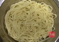Shredded chicken Illustration of making cold noodles 6