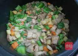 Illustration of how to make clay pot rice with seasonal vegetables and pork belly 8