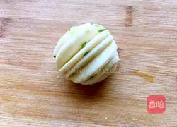 Illustration of how to make scallion rolls 13