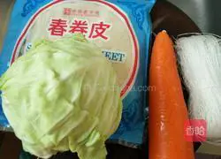 Illustration of how to make three fresh vegetable spring rolls 1