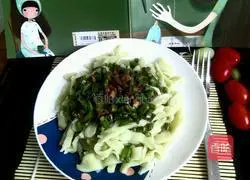 Illustration of how to make cold noodles with diced beans and pork 9