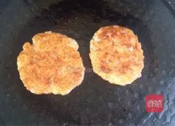 Illustration of how to make shrimp burgers 6