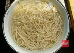 Illustration of how to make saliva cold noodles 6