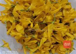 Illustration of how to make black beans, red dates and forsythia flowers 3