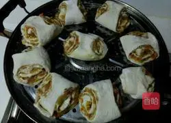 Illustration of how to make meat-filled flower rolls 6