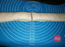 Illustration of how to make salt and pepper flower rolls 6