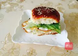 Illustration of how to make egg lettuce burger 6