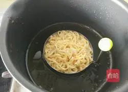 Illustration of how to make instant noodle burger 4