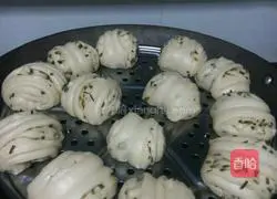 Illustration of how to make scallion rolls 10