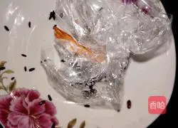 Illustration of how to make shrimp and black rice balls 10