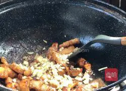 Illustration of how to make braised pork belly rice 11