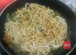 Illustration of making braised beans and noodles 5