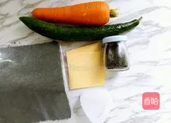 Illustration of how to make meat floss triangle rice balls 1