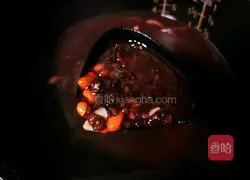 Illustration of how to make red bean, purple rice and lily porridge 11