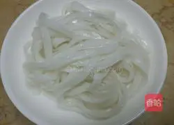 Illustration of how to make fried rice noodles with eggs and vegetables 1