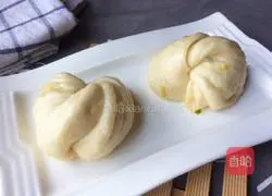 Illustration of how to make scallion rolls 11