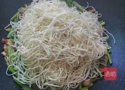 Illustration of how to make braised noodles with garlic moss 8