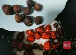 Illustration of how to make longan and red date porridge 7