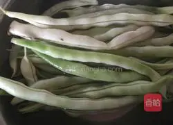 Illustration of how to make braised beans and noodles 3