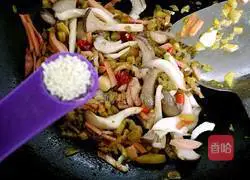 Illustration of how to make pickled cabbage and shredded pork rice noodles 5